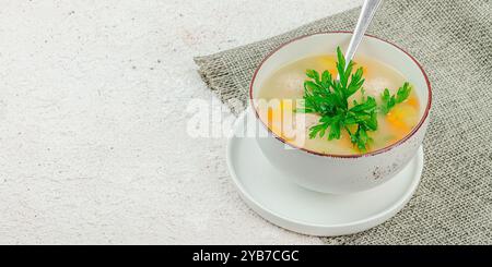 Soupe de mariage italienne maison copieux avec légumes verts et boulettes de viande. Bouillon de légumes avec du poulet et des haricots, aliments de réconfort. Fond de plâtre léger, bannière Banque D'Images