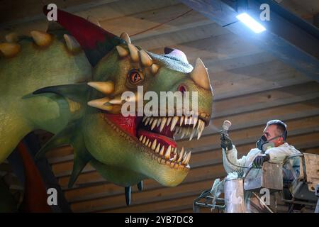 Hahnenklee, Allemagne. 17 octobre 2024. Un peintre travaille sur un dragon à trois têtes sur le Bocksberg dans les montagnes du Harz. Le dragon est assemblé dans le cadre d'une nouvelle piste de luge estivale. L'attraction devrait être terminée en 2025. Crédit : Swen Pförtner/dpa/Alamy Live News Banque D'Images