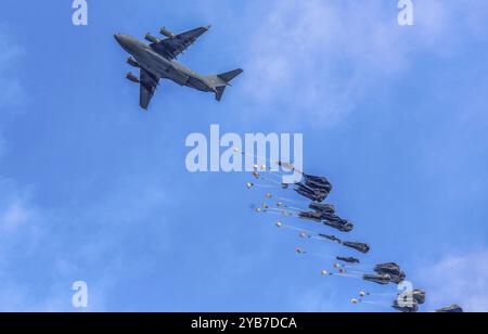 Al Mawasi, Territoires palestiniens. 17 octobre 2024. Un avion dépose des colis d'aide humanitaire émiratie en parachute dans la région d'Al-Mawasi, à l'ouest de la ville de Khan Yunis, dans le sud de la bande de Gaza. Crédit : Abed Rahim Khatib/dpa/Alamy Live News Banque D'Images