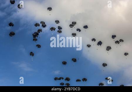 Al Mawasi, Territoires palestiniens. 17 octobre 2024. Les colis d'aide humanitaire émiratis sont livrés en parachute dans la région d'Al-Mawasi, à l'ouest de la ville de Khan Yunis, dans le sud de la bande de Gaza. Crédit : Abed Rahim Khatib/dpa/Alamy Live News Banque D'Images