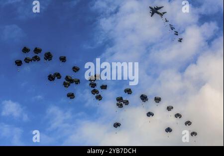 Al Mawasi, Territoires palestiniens. 17 octobre 2024. Un avion dépose des colis d'aide humanitaire émiratie en parachute dans la région d'Al-Mawasi, à l'ouest de la ville de Khan Yunis, dans le sud de la bande de Gaza. Crédit : Abed Rahim Khatib/dpa/Alamy Live News Banque D'Images