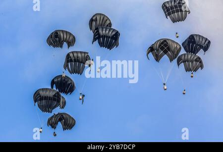 Al Mawasi, Territoires palestiniens. 17 octobre 2024. Les colis d'aide humanitaire émiratis sont livrés en parachute dans la région d'Al-Mawasi, à l'ouest de la ville de Khan Yunis, dans le sud de la bande de Gaza. Crédit : Abed Rahim Khatib/dpa/Alamy Live News Banque D'Images