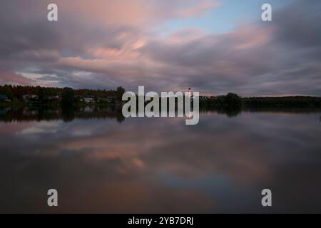 Monastère de Raifa au coucher du soleil se reflète dans le lac, Kazan, Russie Banque D'Images