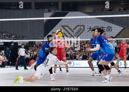 Tomohiro Yamamoto (13 l) du Bluteon d'Osaka après une tentative infructueuse de sauver le ballon lors du match d'ouverture du Daido Life SV. Première ligue japonaise de volley-ball entre Suntory Sunbirds Osaka et Osaka Bluteon au Tokyo Metropolitan Gymnasium. Partition finale : Osaka Bluteon 3:0 Suntory Sunbirds Osaka The Daido Life SV. La Ligue marque un changement significatif dans le paysage du volleyball japonais, visant à une notoriété internationale. En réorganisant la V-League précédente, Daido Life SV. La Ligue s'est fixé des objectifs ambitieux pour élever la qualité et la reconnaissance du sport, avec des aspirations Banque D'Images