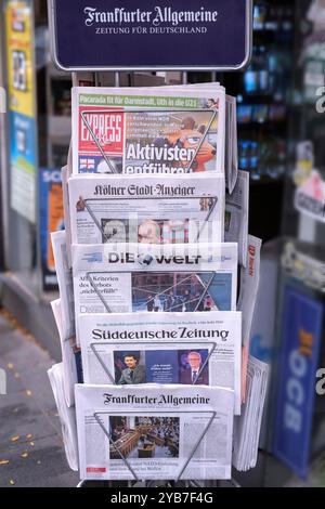 Tenez-vous au journal quotidien dans une rue Banque D'Images