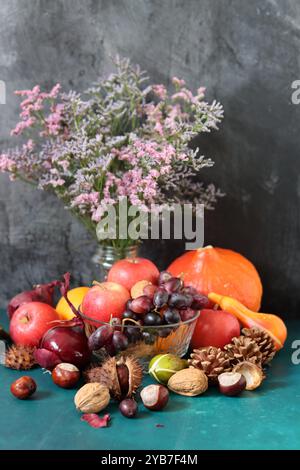 Photo de natures mortes avec des pommes et des raisins. Gros plan sur les fruits et légumes de saison. Régime alimentaire équilibré et concept de mode de vie sain. Banque D'Images