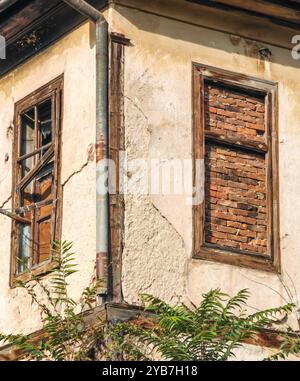 Maison abandonnée : deux vieux cadres de fenêtre en bois de la perspective Around the Corner Banque D'Images