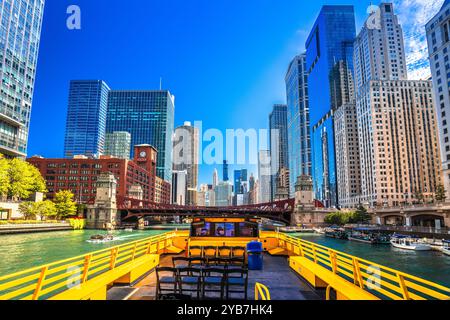 Croisière à voile sur l'architecture de la rivière Chicago émeraude, état de l'Illinois, États-Unis Banque D'Images