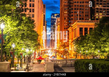 Vue nocturne sur la rue pittoresque de Chicago et l'architecture, état de l'Illinois, États-Unis Banque D'Images