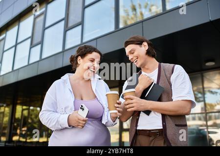 Deux amis partagent rire et café tout en profitant d'une journée ensoleillée à l'extérieur. Banque D'Images