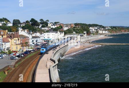 Le train à grande vitesse de luxe Midland Pullman longe la digue à Dawlish, dans le sud du Devon, en direction de Paignton. Banque D'Images