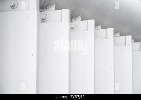 surface de texture ondulée en métal blanc ou acier galvanisé pour le fond. Photo de haute qualité Banque D'Images