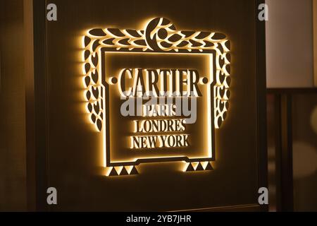 Shanghai, Chine-22 juillet 2023 : signe de logo de marque de magasin Cartier Banque D'Images