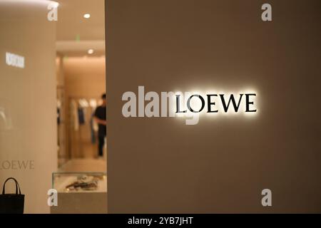 Shanghai, Chine-22 juillet 2023 : logo de marque de signe de magasin LOEWE Banque D'Images