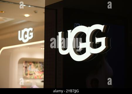 Shanghai, Chine-22 juillet 2023 : magasin UGG et signe de logo de marque Banque D'Images