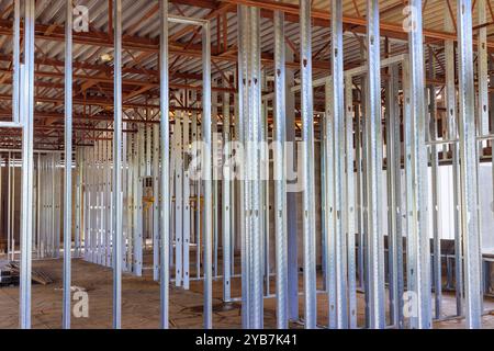 La construction d'un grand bâtiment commercial utilise des profilés de poutres en acier Banque D'Images