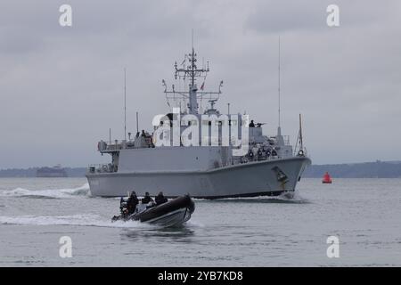 Un RIB de sécurité escorte le chasseur de mines de la marine ukrainienne UKS CHERKASY (M311) dans la base navale Banque D'Images