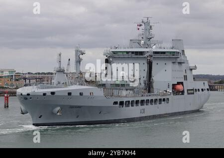 Le ravitaillement rapide de la flotte auxiliaire de la Royal Fleet RFA TIDESURGE au départ de la base navale Banque D'Images