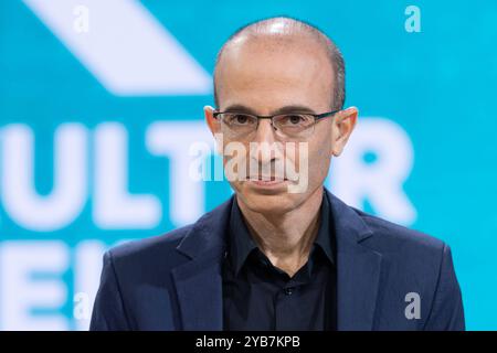 Buchmesse Frankfurt 2024 Der israelische Historiker und Bestseller-Autor Yuval Noah Harari stellt auf der Literaturbühne von ARD, ZDF und 3sat sein Buch Nexus vor. Buchmesse Frankfurt 2024., Frankfurt am main Hessen Deutschland Messegelände *** Foire du livre Frankfurt 2024 L'historien israélien et auteur à succès Yuval Noah Harari présente son livre Nexus sur la scène littéraire de ARD, ZDF et 3sat Foire du livre Frankfurt 2024 , Francfort-sur-le-main Hesse Allemagne Exhibition Grounds Banque D'Images