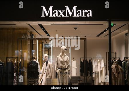 Shanghai, Chine-22 juillet 2023 : magasin de vêtements MaxMara et signe de logo de marque Banque D'Images