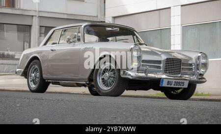 San Sebastian, Espagne-5 octobre 2024 : 1963 Facel Vega Facel III Coupe dans les rues de la ville Banque D'Images