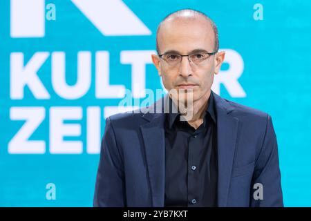 Buchmesse Frankfurt 2024 Der israelische Historiker und Bestseller-Autor Yuval Noah Harari stellt auf der Literaturbühne von ARD, ZDF und 3sat sein Buch Nexus vor. Buchmesse Frankfurt 2024., Frankfurt am main Hessen Deutschland Messegelände *** Foire du livre Frankfurt 2024 L'historien israélien et auteur à succès Yuval Noah Harari présente son livre Nexus sur la scène littéraire de ARD, ZDF et 3sat Foire du livre Frankfurt 2024 , Francfort-sur-le-main Hesse Allemagne Exhibition Grounds Banque D'Images