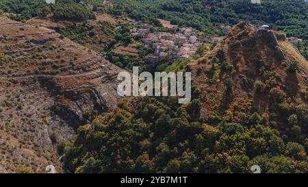 Sasso di Castalda, Italie - août 2024 : une vue aérienne capture une longue passerelle suspendue s'étendant sur un terrain rocheux avec un vert environnant A. Banque D'Images