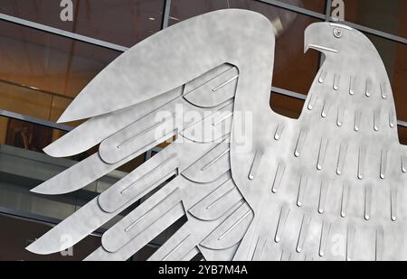 Berlin, Allemagne. 16 octobre 2024. L'aigle fédéral est suspendu dans la salle plénière du Bundestag. Crédit : Rabea Gruber/dpa/Alamy Live News Banque D'Images