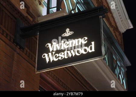 Suzhou, Chine-20 août 2023 : logo de marque de signe de magasin Vivienne Westwood Banque D'Images