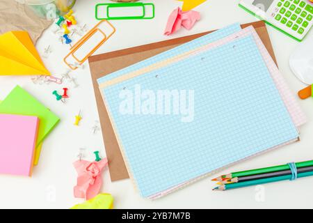 Lieu de travail d'une personne créative avec une variété d'objets de papeterie en couleur Banque D'Images