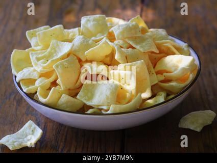 Collation saine de croustilles de lentilles faibles en gras avec herbes et crème sure dans un bol Banque D'Images