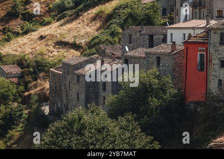 L'ancien village de Sasso di Castalda dans la région de Basilicate, Italie Banque D'Images