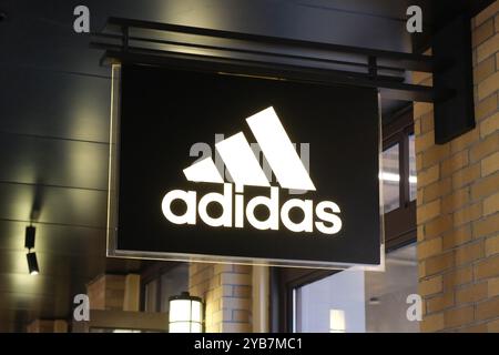 Suzhou, Chine-20 août 2023 : logo de marque de signe de magasin adidas Banque D'Images