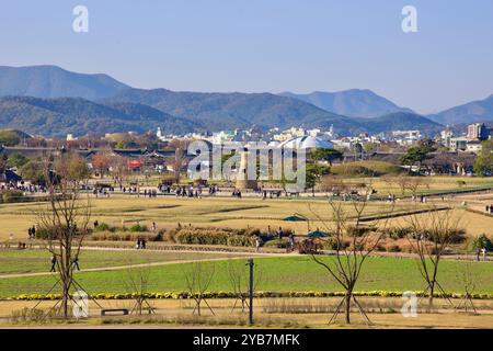 Ville de Gyeongju, Corée du Sud - 11 novembre 2023 : L'observatoire de Cheomseongdae se trouve au centre d'un parc animé tandis que les visiteurs explorent le site historique Banque D'Images