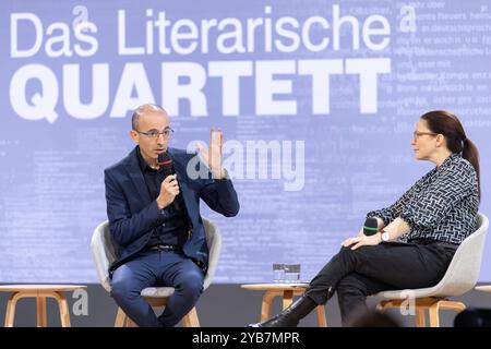 Buchmesse Frankfurt 2024 Der israelische Historiker und Bestseller-Autor Yuval Noah Harari stellt auf der Literaturbühne von ARD, ZDF und 3sat im Rahmen des Literarischen Quartetts im Gespräch mit Thea Dorn sein Buch Nexus vor. Buchmesse Frankfurt 2024., Frankfurt am main Hessen Deutschland Messegelände *** Foire du livre Frankfurt 2024 L'historien israélien et auteur à succès Yuval Noah Harari présente son livre Nexus en conversation avec Thea Dorn sur la scène littéraire d'ARD, ZDF et 3sat dans le cadre de la Foire du livre du Quatuor littéraire Frankfurt 2024 , Francfort-sur le main Hesse Allemagne exposition Gro Banque D'Images