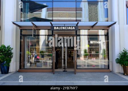 Shanghai, Chine-2 septembre 2023 : façade du grand magasin de détail Balenciaga Banque D'Images