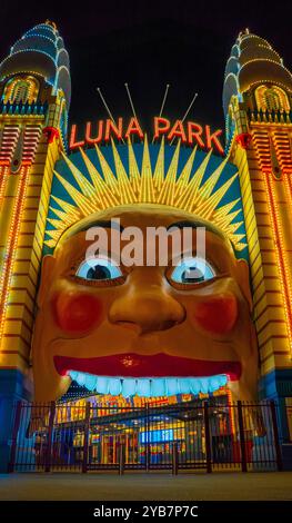 Entrée emblématique de Luna Park illuminée la nuit Banque D'Images