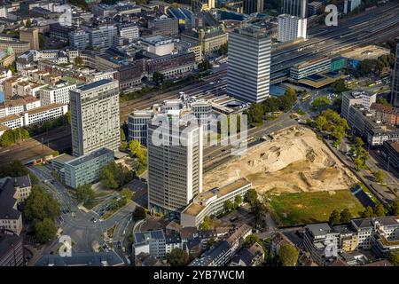 Luftbild, Campus Essen, Baustelle Abriss Ypsilon-Haus der RWE Zentrale Essen an der Huyssenallee, geplanter Neubau für Bürocampus, EON Hochhaus und Postbank Hochhaus, DB Schenker, Südviertel, Essen, Ruhrgebiet, Nordrhein-Westfalen, Deutschland ACHTUNGxMINDESTHONORARx60xEURO *** vue aérienne, Campus Essen, chantier démolition Ypsilon Maison du siège social de RWE Essen à Huyssenallee, nouveau bâtiment prévu pour le campus de bureaux, EON de grande hauteur et Postbank de grande hauteur, DB Schenker, Südviertel, Essen, Ruhr, Rhénanie du Nord-Westphalie, Allemagne ATTENTIONxMINDESTHONORARx60xEURO Banque D'Images