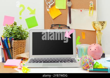 Lieu de travail d'une personne créative avec une variété d'objets de papeterie en couleur Banque D'Images