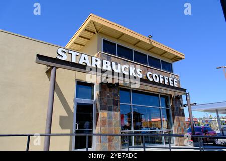 Barstow, Californie, États-Unis-12 juin 2024 : extérieur du café Starbucks Banque D'Images