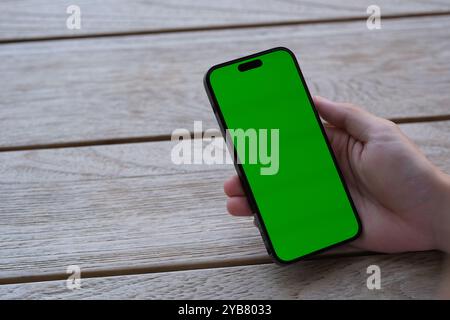 téléphone intelligent à écran vert en main Banque D'Images