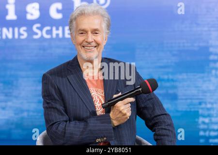 Buchmesse Frankfurt 2024 Frank Schätzing präsentiert auf der Literaturbühne von ARD, ZDF und 3sat sein neues Buch Helden . Buchmesse Frankfurt 2024., Frankfurt am main Hessen Deutschland Messegelände *** salon du livre Frankfurt 2024 Frank Schätzing présente son nouveau livre Helden sur la scène littéraire de ARD, ZDF et 3sat salon du livre Frankfurt 2024 , Frankfurt am main Hessen Allemagne Exhibition Grounds Banque D'Images