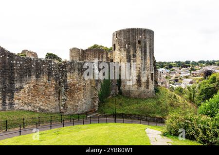 Château de Barnard, murs extérieurs le château de Barnard est un château médiéval en ruines situé dans la ville du même nom dans le comté de Durham, en Angleterre. Une pierre CA Banque D'Images