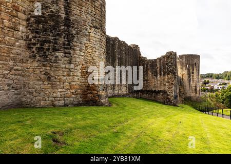 Château de Barnard, murs extérieurs le château de Barnard est un château médiéval en ruines situé dans la ville du même nom dans le comté de Durham, en Angleterre. Une pierre CA Banque D'Images