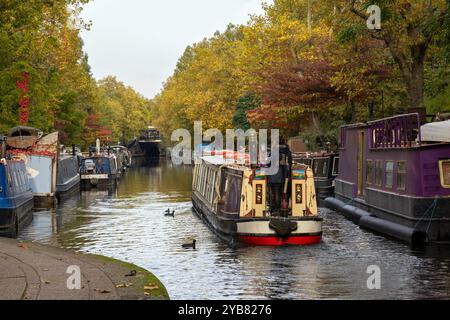 Un bateau-canal apprend le tunnel de Maida Hill sur le Regent's canal à Paddington, Londres Banque D'Images