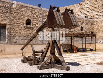 Reconstruction de l'arme de siège médiévale, catapulte trébuchet contrepoids, citadelle de Damas, Syrie. Banque D'Images