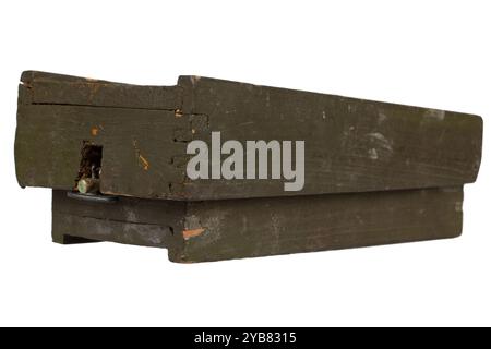 Mines terrestres primitives des séries PMD-6, PMD-7 et PMD-57 de l'Union soviétique. Isolé sur fond blanc. Banque D'Images