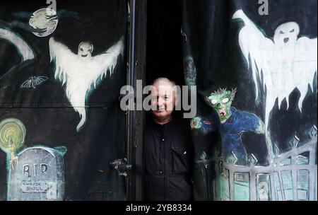 L'électricien Ken Carraher continue les préparatifs de sa Maison des horreurs d'Halloween à Killiney, Dublin. Ken décore son jardin avec des fantômes et des monstres pour recueillir des fonds pour l'organisme de bienfaisance national Debra, qui soutient les personnes vivant avec une maladie de peau incurable epidermolyse bulleuse (EB). Date de la photo : jeudi 17 octobre 2024. Banque D'Images