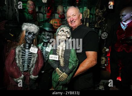 L'électricien Ken Carraher continue les préparatifs de sa Maison des horreurs d'Halloween à Killiney, Dublin. Ken décore son jardin avec des fantômes et des monstres pour recueillir des fonds pour l'organisme de bienfaisance national Debra, qui soutient les personnes vivant avec une maladie de peau incurable epidermolyse bulleuse (EB). Date de la photo : jeudi 17 octobre 2024. Banque D'Images