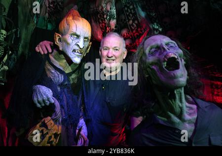 L'électricien Ken Carraher continue les préparatifs de sa Maison des horreurs d'Halloween à Killiney, Dublin. Ken décore son jardin avec des fantômes et des monstres pour recueillir des fonds pour l'organisme de bienfaisance national Debra, qui soutient les personnes vivant avec une maladie de peau incurable epidermolyse bulleuse (EB). Date de la photo : jeudi 17 octobre 2024. Banque D'Images